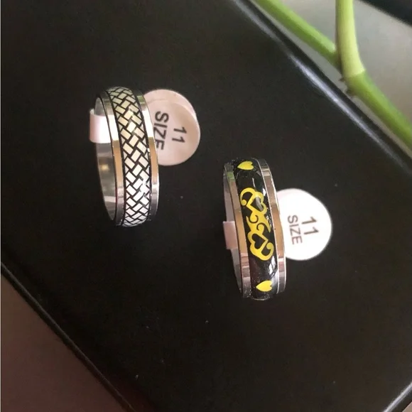 2 pcs Stainless Steel Silver and Black Patterned Rings Size 11 - Picture 3 of 5